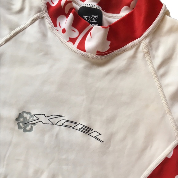 Xcel Rash guard with red and white floral print - Picture 4 of 8